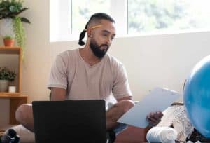 Full Shot Mann mit Gymnastikball zu Hause 	
privatabrechnung 	
regel 	
behandlungstermine 	
endgerät service 	
heilpraktikersoftware