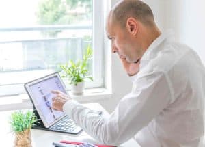 Seitenansicht eines Geschäftsmannes, der an Laptop arbeitet 	
heilpraktiker abrechnung kunden therapie 	
software für heilpraktiker