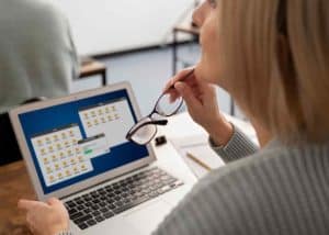 frau mit computer kalender 	
online terminvergabe leichtigkeit 	
experten versichertenkarte 	
wesentliche 	
vorgaben 	
heilpraktikerin